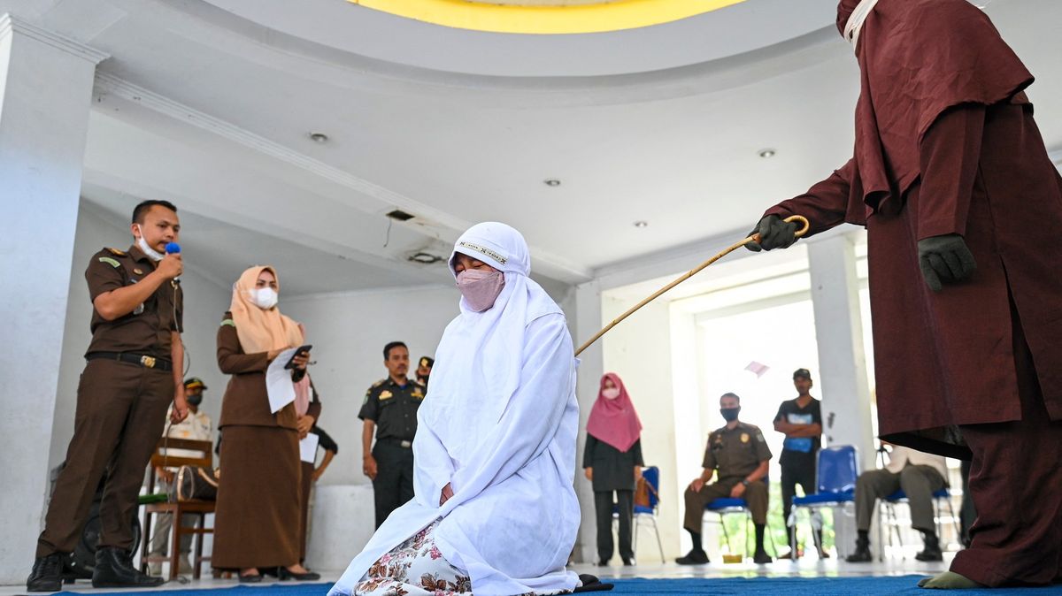 Za sex mimo manželství rok vězení. Indonésie schválila nový trestní zákoník
